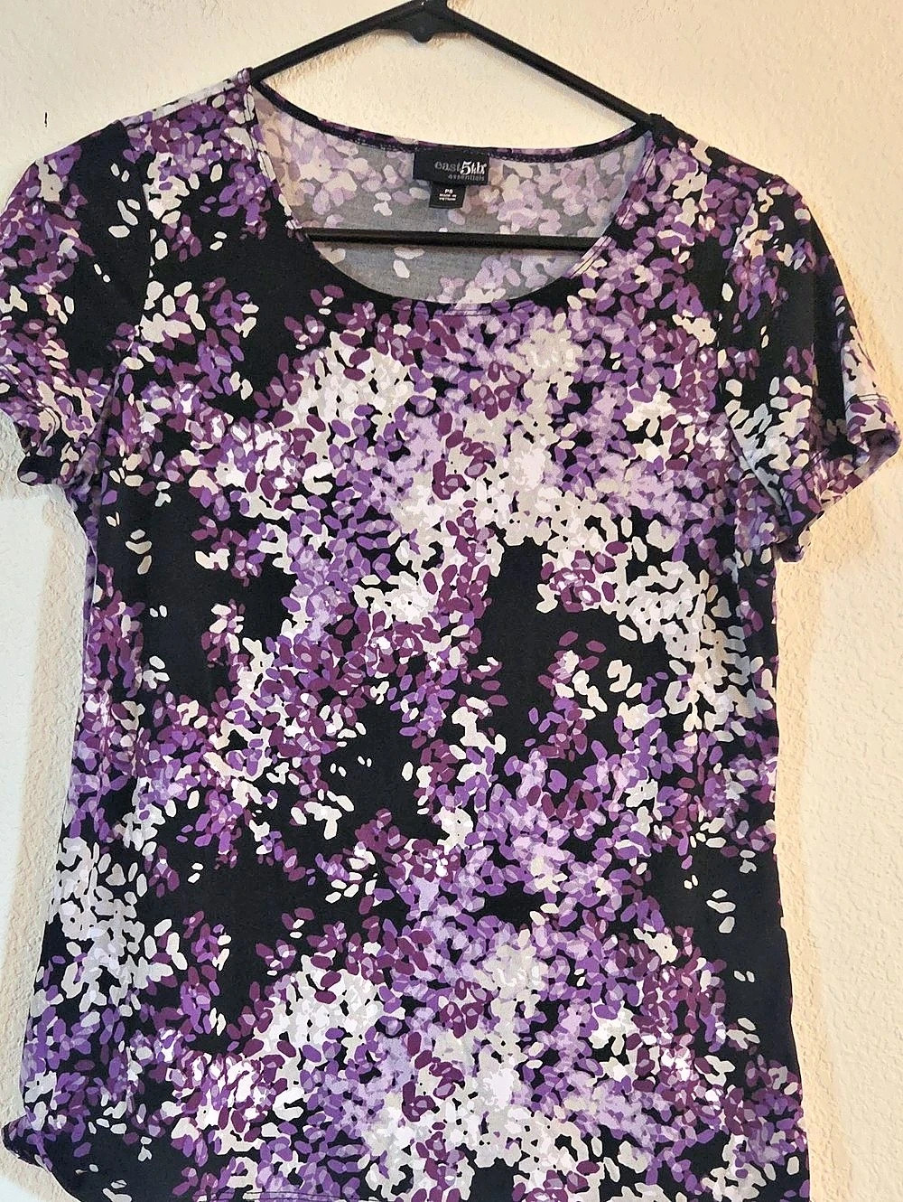 east 5th Floral Short Sleeve Top in Purple & Black Size PS Like New